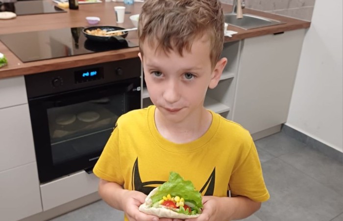 24 czerwca klasa Ib uczestniczyła w wyjątkowych zajęciach kulinarnych w CREP w Pasłęku. Podczas spotkania pani Aneta Sokołowska opowiedziała dzieciom o zasadach zdrowego odżywiania oraz o tym, co powinno znaleźć się w kanapnikach z drugim śniadaniem. Następnie, pod czujnym okiem dorosłych, uczniowie samodzielnie przygotowywali zdrowe pity z mięsem i warzywami – było pysznie, kolorowo i bardzo zdrowo. Mamy nadzieję, że to nie były ostatnie takie zajęcia. 