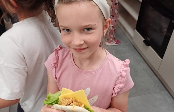 24 czerwca klasa Ib uczestniczyła w wyjątkowych zajęciach kulinarnych w CREP w Pasłęku. Podczas spotkania pani Aneta Sokołowska opowiedziała dzieciom o zasadach zdrowego odżywiania oraz o tym, co powinno znaleźć się w kanapnikach z drugim śniadaniem. Następnie, pod czujnym okiem dorosłych, uczniowie samodzielnie przygotowywali zdrowe pity z mięsem i warzywami – było pysznie, kolorowo i bardzo zdrowo. Mamy nadzieję, że to nie były ostatnie takie zajęcia. 