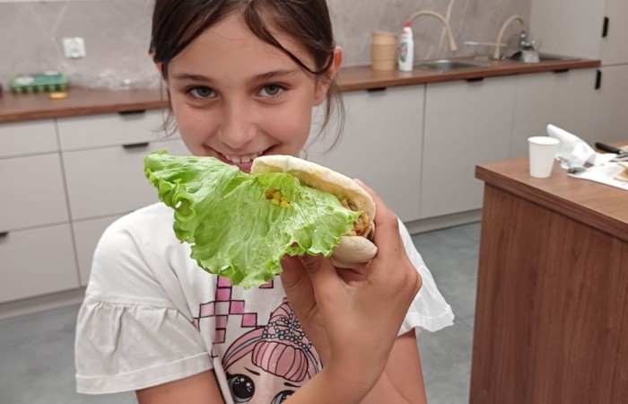 24 czerwca klasa Ib uczestniczyła w wyjątkowych zajęciach kulinarnych w CREP w Pasłęku. Podczas spotkania pani Aneta Sokołowska opowiedziała dzieciom o zasadach zdrowego odżywiania oraz o tym, co powinno znaleźć się w kanapnikach z drugim śniadaniem. Następnie, pod czujnym okiem dorosłych, uczniowie samodzielnie przygotowywali zdrowe pity z mięsem i warzywami – było pysznie, kolorowo i bardzo zdrowo. Mamy nadzieję, że to nie były ostatnie takie zajęcia. 