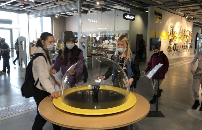 Ostatnim Etapem zwiedzania było Centrum Nauki Kopernik, niewątpliwie jednego z najważniejszych punktów naszej wycieczki. Jest to wspaniały ośrodek nauki, którego misją jest rozbudzanie ciekawości, wspomaganie samodzielnego poznawania świata i uczenia się. Wszyscy mogli poznać prawa nauki poprzez samodzielne przeprowadzanie doświadczeń na interaktywnych wystawach. Uczniowie mieli okazję własnoręcznie dokonywać wielu doświadczeń naukowych, zobaczyć na własne oczy mechanizmy funkcjonowania ludzkiego organizmu, urządzeń, wszechświata i wielu innych aspektów otaczającego nas świata.
