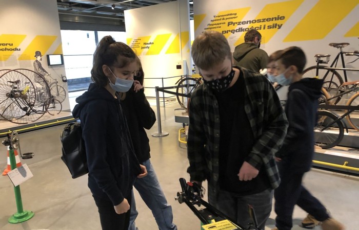 Ostatnim Etapem zwiedzania było Centrum Nauki Kopernik, niewątpliwie jednego z najważniejszych punktów naszej wycieczki. Jest to wspaniały ośrodek nauki, którego misją jest rozbudzanie ciekawości, wspomaganie samodzielnego poznawania świata i uczenia się. Wszyscy mogli poznać prawa nauki poprzez samodzielne przeprowadzanie doświadczeń na interaktywnych wystawach. Uczniowie mieli okazję własnoręcznie dokonywać wielu doświadczeń naukowych, zobaczyć na własne oczy mechanizmy funkcjonowania ludzkiego organizmu, urządzeń, wszechświata i wielu innych aspektów otaczającego nas świata.
