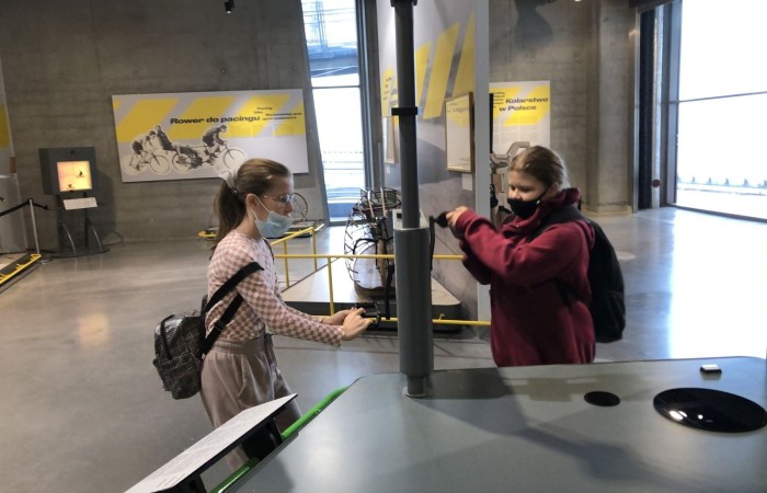 Ostatnim Etapem zwiedzania było Centrum Nauki Kopernik, niewątpliwie jednego z najważniejszych punktów naszej wycieczki. Jest to wspaniały ośrodek nauki, którego misją jest rozbudzanie ciekawości, wspomaganie samodzielnego poznawania świata i uczenia się. Wszyscy mogli poznać prawa nauki poprzez samodzielne przeprowadzanie doświadczeń na interaktywnych wystawach. Uczniowie mieli okazję własnoręcznie dokonywać wielu doświadczeń naukowych, zobaczyć na własne oczy mechanizmy funkcjonowania ludzkiego organizmu, urządzeń, wszechświata i wielu innych aspektów otaczającego nas świata.
