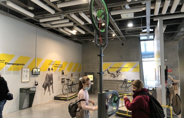 Ostatnim Etapem zwiedzania było Centrum Nauki Kopernik, niewątpliwie jednego z najważniejszych punktów naszej wycieczki. Jest to wspaniały ośrodek nauki, którego misją jest rozbudzanie ciekawości, wspomaganie samodzielnego poznawania świata i uczenia się. Wszyscy mogli poznać prawa nauki poprzez samodzielne przeprowadzanie doświadczeń na interaktywnych wystawach. Uczniowie mieli okazję własnoręcznie dokonywać wielu doświadczeń naukowych, zobaczyć na własne oczy mechanizmy funkcjonowania ludzkiego organizmu, urządzeń, wszechświata i wielu innych aspektów otaczającego nas świata.
