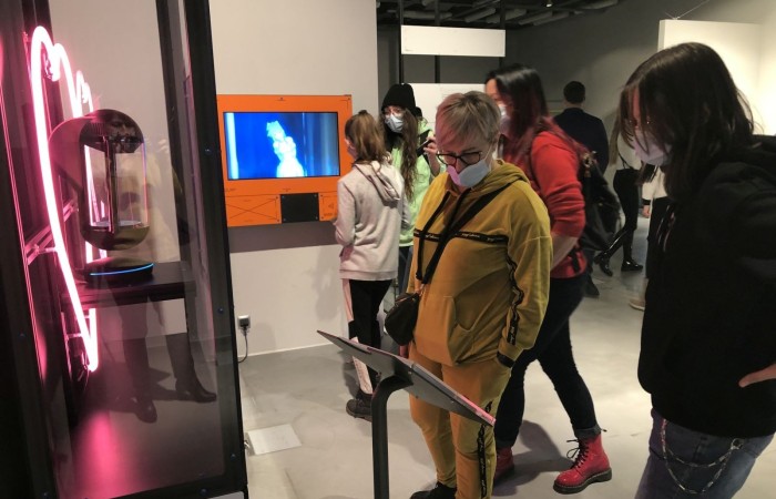 Ostatnim Etapem zwiedzania było Centrum Nauki Kopernik, niewątpliwie jednego z najważniejszych punktów naszej wycieczki. Jest to wspaniały ośrodek nauki, którego misją jest rozbudzanie ciekawości, wspomaganie samodzielnego poznawania świata i uczenia się. Wszyscy mogli poznać prawa nauki poprzez samodzielne przeprowadzanie doświadczeń na interaktywnych wystawach. Uczniowie mieli okazję własnoręcznie dokonywać wielu doświadczeń naukowych, zobaczyć na własne oczy mechanizmy funkcjonowania ludzkiego organizmu, urządzeń, wszechświata i wielu innych aspektów otaczającego nas świata.
