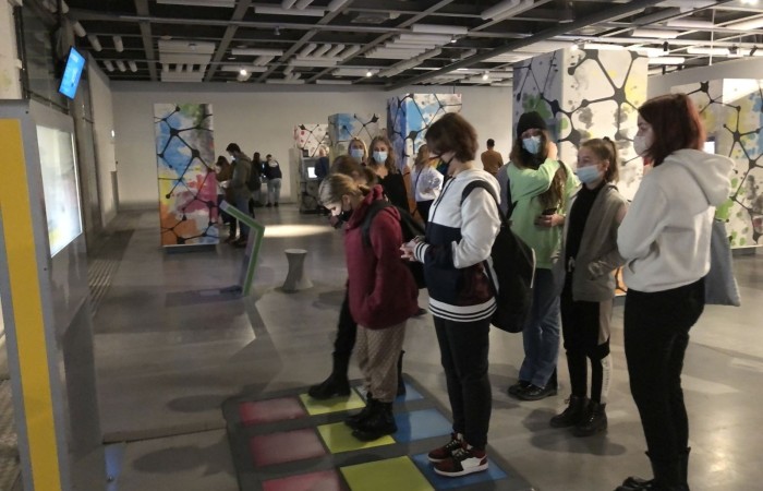 Ostatnim Etapem zwiedzania było Centrum Nauki Kopernik, niewątpliwie jednego z najważniejszych punktów naszej wycieczki. Jest to wspaniały ośrodek nauki, którego misją jest rozbudzanie ciekawości, wspomaganie samodzielnego poznawania świata i uczenia się. Wszyscy mogli poznać prawa nauki poprzez samodzielne przeprowadzanie doświadczeń na interaktywnych wystawach. Uczniowie mieli okazję własnoręcznie dokonywać wielu doświadczeń naukowych, zobaczyć na własne oczy mechanizmy funkcjonowania ludzkiego organizmu, urządzeń, wszechświata i wielu innych aspektów otaczającego nas świata.
