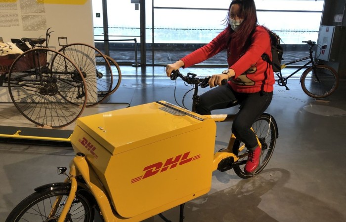 Ostatnim Etapem zwiedzania było Centrum Nauki Kopernik, niewątpliwie jednego z najważniejszych punktów naszej wycieczki. Jest to wspaniały ośrodek nauki, którego misją jest rozbudzanie ciekawości, wspomaganie samodzielnego poznawania świata i uczenia się. Wszyscy mogli poznać prawa nauki poprzez samodzielne przeprowadzanie doświadczeń na interaktywnych wystawach. Uczniowie mieli okazję własnoręcznie dokonywać wielu doświadczeń naukowych, zobaczyć na własne oczy mechanizmy funkcjonowania ludzkiego organizmu, urządzeń, wszechświata i wielu innych aspektów otaczającego nas świata.
