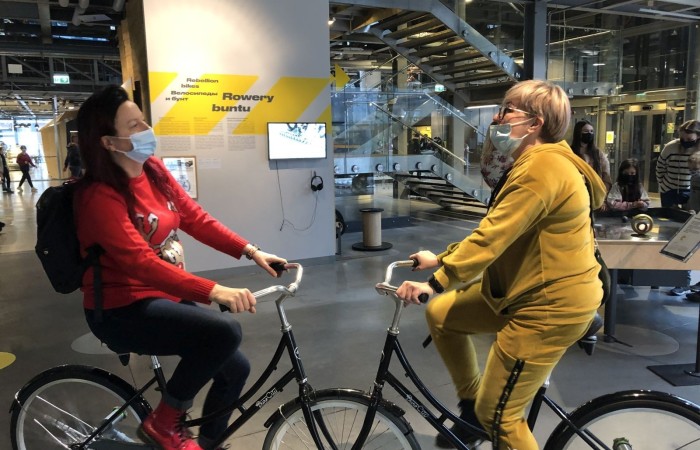 Ostatnim Etapem zwiedzania było Centrum Nauki Kopernik, niewątpliwie jednego z najważniejszych punktów naszej wycieczki. Jest to wspaniały ośrodek nauki, którego misją jest rozbudzanie ciekawości, wspomaganie samodzielnego poznawania świata i uczenia się. Wszyscy mogli poznać prawa nauki poprzez samodzielne przeprowadzanie doświadczeń na interaktywnych wystawach. Uczniowie mieli okazję własnoręcznie dokonywać wielu doświadczeń naukowych, zobaczyć na własne oczy mechanizmy funkcjonowania ludzkiego organizmu, urządzeń, wszechświata i wielu innych aspektów otaczającego nas świata.
