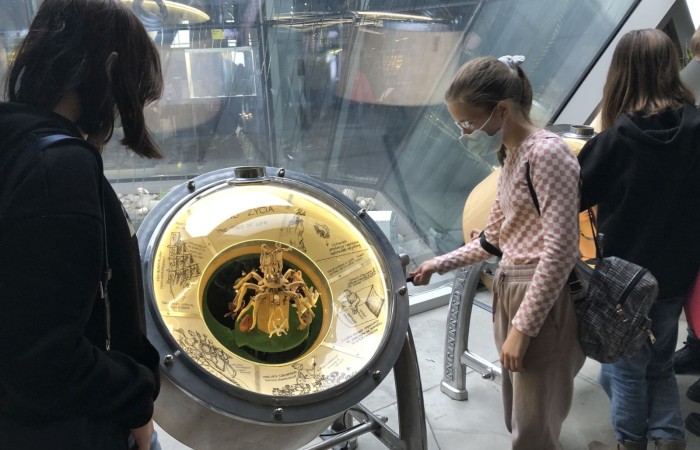 Ostatnim Etapem zwiedzania było Centrum Nauki Kopernik, niewątpliwie jednego z najważniejszych punktów naszej wycieczki. Jest to wspaniały ośrodek nauki, którego misją jest rozbudzanie ciekawości, wspomaganie samodzielnego poznawania świata i uczenia się. Wszyscy mogli poznać prawa nauki poprzez samodzielne przeprowadzanie doświadczeń na interaktywnych wystawach. Uczniowie mieli okazję własnoręcznie dokonywać wielu doświadczeń naukowych, zobaczyć na własne oczy mechanizmy funkcjonowania ludzkiego organizmu, urządzeń, wszechświata i wielu innych aspektów otaczającego nas świata.
