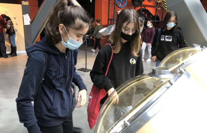 Ostatnim Etapem zwiedzania było Centrum Nauki Kopernik, niewątpliwie jednego z najważniejszych punktów naszej wycieczki. Jest to wspaniały ośrodek nauki, którego misją jest rozbudzanie ciekawości, wspomaganie samodzielnego poznawania świata i uczenia się. Wszyscy mogli poznać prawa nauki poprzez samodzielne przeprowadzanie doświadczeń na interaktywnych wystawach. Uczniowie mieli okazję własnoręcznie dokonywać wielu doświadczeń naukowych, zobaczyć na własne oczy mechanizmy funkcjonowania ludzkiego organizmu, urządzeń, wszechświata i wielu innych aspektów otaczającego nas świata.
