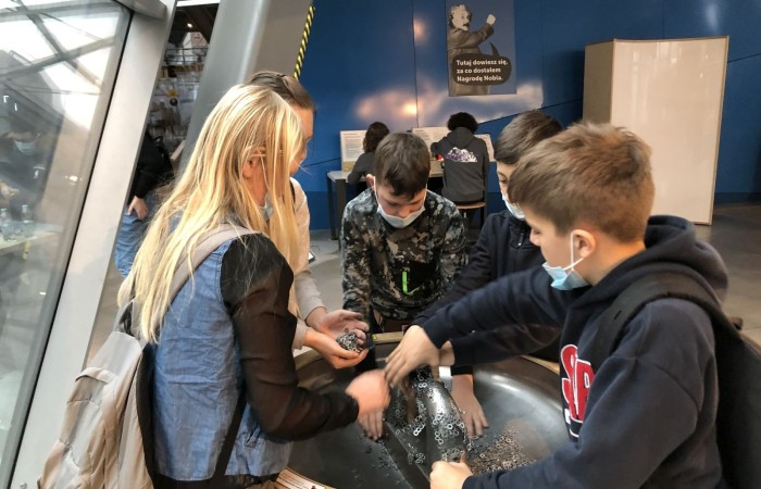 Ostatnim Etapem zwiedzania było Centrum Nauki Kopernik, niewątpliwie jednego z najważniejszych punktów naszej wycieczki. Jest to wspaniały ośrodek nauki, którego misją jest rozbudzanie ciekawości, wspomaganie samodzielnego poznawania świata i uczenia się. Wszyscy mogli poznać prawa nauki poprzez samodzielne przeprowadzanie doświadczeń na interaktywnych wystawach. Uczniowie mieli okazję własnoręcznie dokonywać wielu doświadczeń naukowych, zobaczyć na własne oczy mechanizmy funkcjonowania ludzkiego organizmu, urządzeń, wszechświata i wielu innych aspektów otaczającego nas świata.
