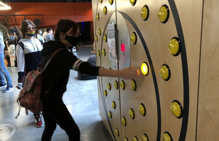 Ostatnim Etapem zwiedzania było Centrum Nauki Kopernik, niewątpliwie jednego z najważniejszych punktów naszej wycieczki. Jest to wspaniały ośrodek nauki, którego misją jest rozbudzanie ciekawości, wspomaganie samodzielnego poznawania świata i uczenia się. Wszyscy mogli poznać prawa nauki poprzez samodzielne przeprowadzanie doświadczeń na interaktywnych wystawach. Uczniowie mieli okazję własnoręcznie dokonywać wielu doświadczeń naukowych, zobaczyć na własne oczy mechanizmy funkcjonowania ludzkiego organizmu, urządzeń, wszechświata i wielu innych aspektów otaczającego nas świata.
