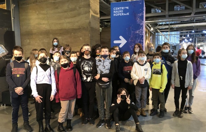 Ostatnim Etapem zwiedzania było Centrum Nauki Kopernik, niewątpliwie jednego z najważniejszych punktów naszej wycieczki. Jest to wspaniały ośrodek nauki, którego misją jest rozbudzanie ciekawości, wspomaganie samodzielnego poznawania świata i uczenia się. Wszyscy mogli poznać prawa nauki poprzez samodzielne przeprowadzanie doświadczeń na interaktywnych wystawach. Uczniowie mieli okazję własnoręcznie dokonywać wielu doświadczeń naukowych, zobaczyć na własne oczy mechanizmy funkcjonowania ludzkiego organizmu, urządzeń, wszechświata i wielu innych aspektów otaczającego nas świata.
