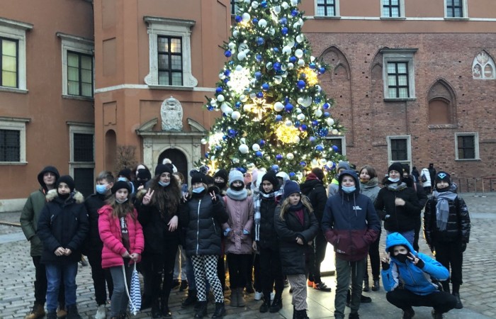 W dniach 9-11 grudnia 2021 uczniowie klas 7b i 7c uczestniczyli w wycieczce do stolicy Polski w ramach projektu Ministerstwa Edukacji i Nauki 