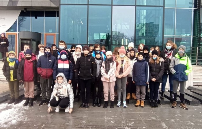 W dniach 9-11 grudnia 2021 uczniowie klas 7b i 7c uczestniczyli w wycieczce do stolicy Polski w ramach projektu Ministerstwa Edukacji i Nauki 
