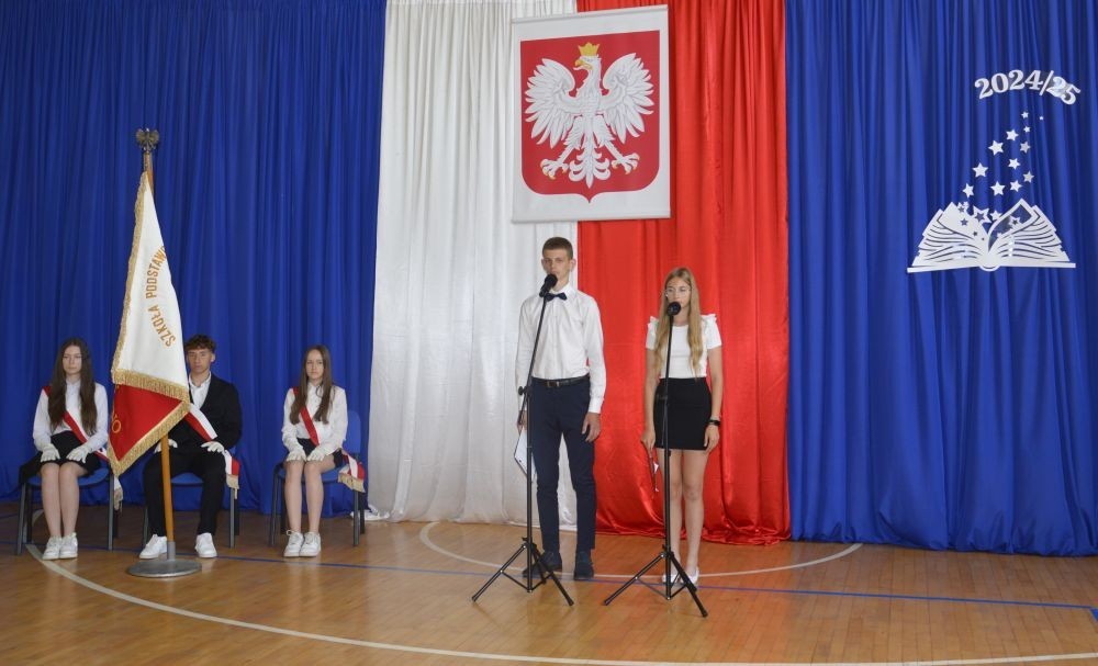 26 czerwca 2025 roku odbyło się uroczyste zakończenie roku szkolnego dla uczniów klas 8a i 8b. To wyjątkowy moment, który stanowi symboliczne zakończenie ośmioletniej edukacyjnej drogi pełnej wyzwań, sukcesów oraz niezapomnianych chwil.
Spośród 40 uczniów aż 15 ukończyło szkołę z wyróżnieniem, co jest wynikiem ich ciężkiej pracy i wytrwałości. To ogromny powód do dumy zarówno dla uczniów, jak i ich rodziców oraz nauczycieli.
Szczególne gratulacje kierujemy do dwóch uczennic – Joanny Żukowskiej i Leny Rębacz, które otrzymają stypendium Burmistrza Pasłęka. Ich osiągnięcia edukacyjne oraz zaangażowanie w życie szkoły zostały docenione.
Choć dziś klasy ósme żegnają się ze szkołą podstawową, to przed nimi nowy etap – szkoły średnie, nowe wyzwania i możliwości. Życzymy wszystkim absolwentom odwagi w realizowaniu swoich marzeń, wiary w siebie i wielu sukcesów na dalszej drodze edukacyjnej.