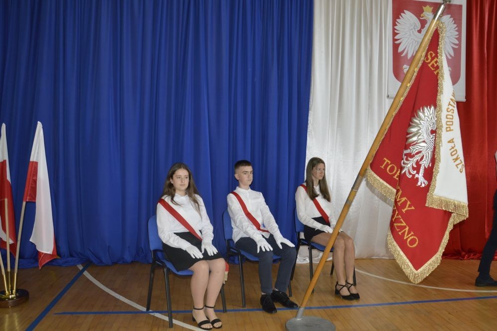 26 czerwca 2025 roku odbyło się uroczyste zakończenie roku szkolnego dla uczniów klas 8a i 8b. To wyjątkowy moment, który stanowi symboliczne zakończenie ośmioletniej edukacyjnej drogi pełnej wyzwań, sukcesów oraz niezapomnianych chwil.
Spośród 40 uczniów aż 15 ukończyło szkołę z wyróżnieniem, co jest wynikiem ich ciężkiej pracy i wytrwałości. To ogromny powód do dumy zarówno dla uczniów, jak i ich rodziców oraz nauczycieli.
Szczególne gratulacje kierujemy do dwóch uczennic – Joanny Żukowskiej i Leny Rębacz, które otrzymają stypendium Burmistrza Pasłęka. Ich osiągnięcia edukacyjne oraz zaangażowanie w życie szkoły zostały docenione.
Choć dziś klasy ósme żegnają się ze szkołą podstawową, to przed nimi nowy etap – szkoły średnie, nowe wyzwania i możliwości. Życzymy wszystkim absolwentom odwagi w realizowaniu swoich marzeń, wiary w siebie i wielu sukcesów na dalszej drodze edukacyjnej.