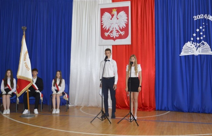 26 czerwca 2025 roku odbyło się uroczyste zakończenie roku szkolnego dla uczniów klas 8a i 8b. To wyjątkowy moment, który stanowi symboliczne zakończenie ośmioletniej edukacyjnej drogi pełnej wyzwań, sukcesów oraz niezapomnianych chwil.
Spośród 40 uczniów aż 15 ukończyło szkołę z wyróżnieniem, co jest wynikiem ich ciężkiej pracy i wytrwałości. To ogromny powód do dumy zarówno dla uczniów, jak i ich rodziców oraz nauczycieli.
Szczególne gratulacje kierujemy do dwóch uczennic – Joanny Żukowskiej i Leny Rębacz, które otrzymają stypendium Burmistrza Pasłęka. Ich osiągnięcia edukacyjne oraz zaangażowanie w życie szkoły zostały docenione.
Choć dziś klasy ósme żegnają się ze szkołą podstawową, to przed nimi nowy etap – szkoły średnie, nowe wyzwania i możliwości. Życzymy wszystkim absolwentom odwagi w realizowaniu swoich marzeń, wiary w siebie i wielu sukcesów na dalszej drodze edukacyjnej.