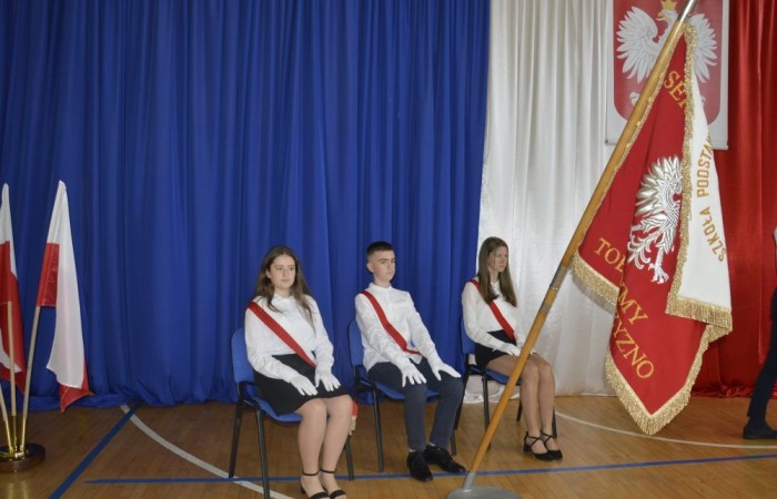 26 czerwca 2025 roku odbyło się uroczyste zakończenie roku szkolnego dla uczniów klas 8a i 8b. To wyjątkowy moment, który stanowi symboliczne zakończenie ośmioletniej edukacyjnej drogi pełnej wyzwań, sukcesów oraz niezapomnianych chwil.
Spośród 40 uczniów aż 15 ukończyło szkołę z wyróżnieniem, co jest wynikiem ich ciężkiej pracy i wytrwałości. To ogromny powód do dumy zarówno dla uczniów, jak i ich rodziców oraz nauczycieli.
Szczególne gratulacje kierujemy do dwóch uczennic – Joanny Żukowskiej i Leny Rębacz, które otrzymają stypendium Burmistrza Pasłęka. Ich osiągnięcia edukacyjne oraz zaangażowanie w życie szkoły zostały docenione.
Choć dziś klasy ósme żegnają się ze szkołą podstawową, to przed nimi nowy etap – szkoły średnie, nowe wyzwania i możliwości. Życzymy wszystkim absolwentom odwagi w realizowaniu swoich marzeń, wiary w siebie i wielu sukcesów na dalszej drodze edukacyjnej.