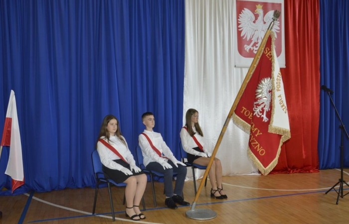 26 czerwca 2025 roku odbyło się uroczyste zakończenie roku szkolnego dla uczniów klas 8a i 8b. To wyjątkowy moment, który stanowi symboliczne zakończenie ośmioletniej edukacyjnej drogi pełnej wyzwań, sukcesów oraz niezapomnianych chwil.
Spośród 40 uczniów aż 15 ukończyło szkołę z wyróżnieniem, co jest wynikiem ich ciężkiej pracy i wytrwałości. To ogromny powód do dumy zarówno dla uczniów, jak i ich rodziców oraz nauczycieli.
Szczególne gratulacje kierujemy do dwóch uczennic – Joanny Żukowskiej i Leny Rębacz, które otrzymają stypendium Burmistrza Pasłęka. Ich osiągnięcia edukacyjne oraz zaangażowanie w życie szkoły zostały docenione.
Choć dziś klasy ósme żegnają się ze szkołą podstawową, to przed nimi nowy etap – szkoły średnie, nowe wyzwania i możliwości. Życzymy wszystkim absolwentom odwagi w realizowaniu swoich marzeń, wiary w siebie i wielu sukcesów na dalszej drodze edukacyjnej.