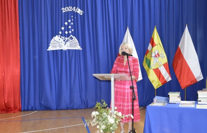 26 czerwca 2025 roku odbyło się uroczyste zakończenie roku szkolnego dla uczniów klas 8a i 8b. To wyjątkowy moment, który stanowi symboliczne zakończenie ośmioletniej edukacyjnej drogi pełnej wyzwań, sukcesów oraz niezapomnianych chwil.
Spośród 40 uczniów aż 15 ukończyło szkołę z wyróżnieniem, co jest wynikiem ich ciężkiej pracy i wytrwałości. To ogromny powód do dumy zarówno dla uczniów, jak i ich rodziców oraz nauczycieli.
Szczególne gratulacje kierujemy do dwóch uczennic – Joanny Żukowskiej i Leny Rębacz, które otrzymają stypendium Burmistrza Pasłęka. Ich osiągnięcia edukacyjne oraz zaangażowanie w życie szkoły zostały docenione.
Choć dziś klasy ósme żegnają się ze szkołą podstawową, to przed nimi nowy etap – szkoły średnie, nowe wyzwania i możliwości. Życzymy wszystkim absolwentom odwagi w realizowaniu swoich marzeń, wiary w siebie i wielu sukcesów na dalszej drodze edukacyjnej.