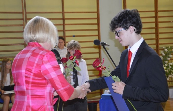 26 czerwca 2025 roku odbyło się uroczyste zakończenie roku szkolnego dla uczniów klas 8a i 8b. To wyjątkowy moment, który stanowi symboliczne zakończenie ośmioletniej edukacyjnej drogi pełnej wyzwań, sukcesów oraz niezapomnianych chwil.
Spośród 40 uczniów aż 15 ukończyło szkołę z wyróżnieniem, co jest wynikiem ich ciężkiej pracy i wytrwałości. To ogromny powód do dumy zarówno dla uczniów, jak i ich rodziców oraz nauczycieli.
Szczególne gratulacje kierujemy do dwóch uczennic – Joanny Żukowskiej i Leny Rębacz, które otrzymają stypendium Burmistrza Pasłęka. Ich osiągnięcia edukacyjne oraz zaangażowanie w życie szkoły zostały docenione.
Choć dziś klasy ósme żegnają się ze szkołą podstawową, to przed nimi nowy etap – szkoły średnie, nowe wyzwania i możliwości. Życzymy wszystkim absolwentom odwagi w realizowaniu swoich marzeń, wiary w siebie i wielu sukcesów na dalszej drodze edukacyjnej.