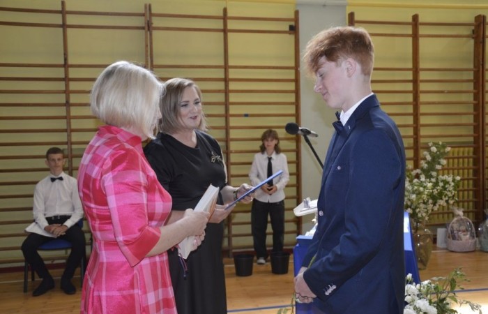 26 czerwca 2025 roku odbyło się uroczyste zakończenie roku szkolnego dla uczniów klas 8a i 8b. To wyjątkowy moment, który stanowi symboliczne zakończenie ośmioletniej edukacyjnej drogi pełnej wyzwań, sukcesów oraz niezapomnianych chwil.
Spośród 40 uczniów aż 15 ukończyło szkołę z wyróżnieniem, co jest wynikiem ich ciężkiej pracy i wytrwałości. To ogromny powód do dumy zarówno dla uczniów, jak i ich rodziców oraz nauczycieli.
Szczególne gratulacje kierujemy do dwóch uczennic – Joanny Żukowskiej i Leny Rębacz, które otrzymają stypendium Burmistrza Pasłęka. Ich osiągnięcia edukacyjne oraz zaangażowanie w życie szkoły zostały docenione.
Choć dziś klasy ósme żegnają się ze szkołą podstawową, to przed nimi nowy etap – szkoły średnie, nowe wyzwania i możliwości. Życzymy wszystkim absolwentom odwagi w realizowaniu swoich marzeń, wiary w siebie i wielu sukcesów na dalszej drodze edukacyjnej.