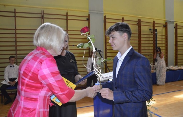 26 czerwca 2025 roku odbyło się uroczyste zakończenie roku szkolnego dla uczniów klas 8a i 8b. To wyjątkowy moment, który stanowi symboliczne zakończenie ośmioletniej edukacyjnej drogi pełnej wyzwań, sukcesów oraz niezapomnianych chwil.
Spośród 40 uczniów aż 15 ukończyło szkołę z wyróżnieniem, co jest wynikiem ich ciężkiej pracy i wytrwałości. To ogromny powód do dumy zarówno dla uczniów, jak i ich rodziców oraz nauczycieli.
Szczególne gratulacje kierujemy do dwóch uczennic – Joanny Żukowskiej i Leny Rębacz, które otrzymają stypendium Burmistrza Pasłęka. Ich osiągnięcia edukacyjne oraz zaangażowanie w życie szkoły zostały docenione.
Choć dziś klasy ósme żegnają się ze szkołą podstawową, to przed nimi nowy etap – szkoły średnie, nowe wyzwania i możliwości. Życzymy wszystkim absolwentom odwagi w realizowaniu swoich marzeń, wiary w siebie i wielu sukcesów na dalszej drodze edukacyjnej.