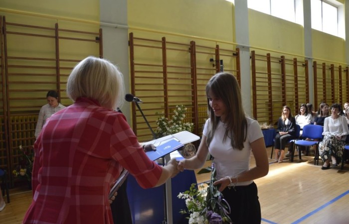 26 czerwca 2025 roku odbyło się uroczyste zakończenie roku szkolnego dla uczniów klas 8a i 8b. To wyjątkowy moment, który stanowi symboliczne zakończenie ośmioletniej edukacyjnej drogi pełnej wyzwań, sukcesów oraz niezapomnianych chwil.
Spośród 40 uczniów aż 15 ukończyło szkołę z wyróżnieniem, co jest wynikiem ich ciężkiej pracy i wytrwałości. To ogromny powód do dumy zarówno dla uczniów, jak i ich rodziców oraz nauczycieli.
Szczególne gratulacje kierujemy do dwóch uczennic – Joanny Żukowskiej i Leny Rębacz, które otrzymają stypendium Burmistrza Pasłęka. Ich osiągnięcia edukacyjne oraz zaangażowanie w życie szkoły zostały docenione.
Choć dziś klasy ósme żegnają się ze szkołą podstawową, to przed nimi nowy etap – szkoły średnie, nowe wyzwania i możliwości. Życzymy wszystkim absolwentom odwagi w realizowaniu swoich marzeń, wiary w siebie i wielu sukcesów na dalszej drodze edukacyjnej.