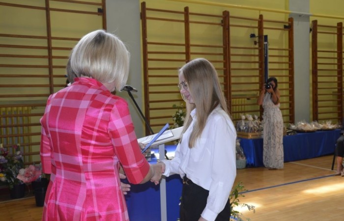 26 czerwca 2025 roku odbyło się uroczyste zakończenie roku szkolnego dla uczniów klas 8a i 8b. To wyjątkowy moment, który stanowi symboliczne zakończenie ośmioletniej edukacyjnej drogi pełnej wyzwań, sukcesów oraz niezapomnianych chwil.
Spośród 40 uczniów aż 15 ukończyło szkołę z wyróżnieniem, co jest wynikiem ich ciężkiej pracy i wytrwałości. To ogromny powód do dumy zarówno dla uczniów, jak i ich rodziców oraz nauczycieli.
Szczególne gratulacje kierujemy do dwóch uczennic – Joanny Żukowskiej i Leny Rębacz, które otrzymają stypendium Burmistrza Pasłęka. Ich osiągnięcia edukacyjne oraz zaangażowanie w życie szkoły zostały docenione.
Choć dziś klasy ósme żegnają się ze szkołą podstawową, to przed nimi nowy etap – szkoły średnie, nowe wyzwania i możliwości. Życzymy wszystkim absolwentom odwagi w realizowaniu swoich marzeń, wiary w siebie i wielu sukcesów na dalszej drodze edukacyjnej.