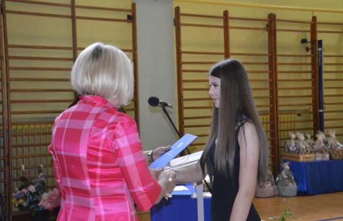 26 czerwca 2025 roku odbyło się uroczyste zakończenie roku szkolnego dla uczniów klas 8a i 8b. To wyjątkowy moment, który stanowi symboliczne zakończenie ośmioletniej edukacyjnej drogi pełnej wyzwań, sukcesów oraz niezapomnianych chwil.
Spośród 40 uczniów aż 15 ukończyło szkołę z wyróżnieniem, co jest wynikiem ich ciężkiej pracy i wytrwałości. To ogromny powód do dumy zarówno dla uczniów, jak i ich rodziców oraz nauczycieli.
Szczególne gratulacje kierujemy do dwóch uczennic – Joanny Żukowskiej i Leny Rębacz, które otrzymają stypendium Burmistrza Pasłęka. Ich osiągnięcia edukacyjne oraz zaangażowanie w życie szkoły zostały docenione.
Choć dziś klasy ósme żegnają się ze szkołą podstawową, to przed nimi nowy etap – szkoły średnie, nowe wyzwania i możliwości. Życzymy wszystkim absolwentom odwagi w realizowaniu swoich marzeń, wiary w siebie i wielu sukcesów na dalszej drodze edukacyjnej.