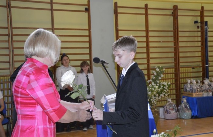 26 czerwca 2025 roku odbyło się uroczyste zakończenie roku szkolnego dla uczniów klas 8a i 8b. To wyjątkowy moment, który stanowi symboliczne zakończenie ośmioletniej edukacyjnej drogi pełnej wyzwań, sukcesów oraz niezapomnianych chwil.
Spośród 40 uczniów aż 15 ukończyło szkołę z wyróżnieniem, co jest wynikiem ich ciężkiej pracy i wytrwałości. To ogromny powód do dumy zarówno dla uczniów, jak i ich rodziców oraz nauczycieli.
Szczególne gratulacje kierujemy do dwóch uczennic – Joanny Żukowskiej i Leny Rębacz, które otrzymają stypendium Burmistrza Pasłęka. Ich osiągnięcia edukacyjne oraz zaangażowanie w życie szkoły zostały docenione.
Choć dziś klasy ósme żegnają się ze szkołą podstawową, to przed nimi nowy etap – szkoły średnie, nowe wyzwania i możliwości. Życzymy wszystkim absolwentom odwagi w realizowaniu swoich marzeń, wiary w siebie i wielu sukcesów na dalszej drodze edukacyjnej.