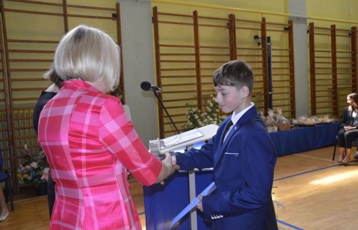 26 czerwca 2025 roku odbyło się uroczyste zakończenie roku szkolnego dla uczniów klas 8a i 8b. To wyjątkowy moment, który stanowi symboliczne zakończenie ośmioletniej edukacyjnej drogi pełnej wyzwań, sukcesów oraz niezapomnianych chwil.
Spośród 40 uczniów aż 15 ukończyło szkołę z wyróżnieniem, co jest wynikiem ich ciężkiej pracy i wytrwałości. To ogromny powód do dumy zarówno dla uczniów, jak i ich rodziców oraz nauczycieli.
Szczególne gratulacje kierujemy do dwóch uczennic – Joanny Żukowskiej i Leny Rębacz, które otrzymają stypendium Burmistrza Pasłęka. Ich osiągnięcia edukacyjne oraz zaangażowanie w życie szkoły zostały docenione.
Choć dziś klasy ósme żegnają się ze szkołą podstawową, to przed nimi nowy etap – szkoły średnie, nowe wyzwania i możliwości. Życzymy wszystkim absolwentom odwagi w realizowaniu swoich marzeń, wiary w siebie i wielu sukcesów na dalszej drodze edukacyjnej.