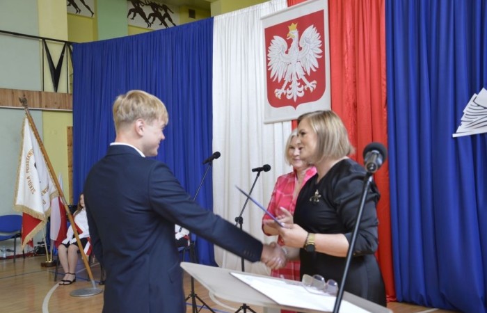 26 czerwca 2025 roku odbyło się uroczyste zakończenie roku szkolnego dla uczniów klas 8a i 8b. To wyjątkowy moment, który stanowi symboliczne zakończenie ośmioletniej edukacyjnej drogi pełnej wyzwań, sukcesów oraz niezapomnianych chwil.
Spośród 40 uczniów aż 15 ukończyło szkołę z wyróżnieniem, co jest wynikiem ich ciężkiej pracy i wytrwałości. To ogromny powód do dumy zarówno dla uczniów, jak i ich rodziców oraz nauczycieli.
Szczególne gratulacje kierujemy do dwóch uczennic – Joanny Żukowskiej i Leny Rębacz, które otrzymają stypendium Burmistrza Pasłęka. Ich osiągnięcia edukacyjne oraz zaangażowanie w życie szkoły zostały docenione.
Choć dziś klasy ósme żegnają się ze szkołą podstawową, to przed nimi nowy etap – szkoły średnie, nowe wyzwania i możliwości. Życzymy wszystkim absolwentom odwagi w realizowaniu swoich marzeń, wiary w siebie i wielu sukcesów na dalszej drodze edukacyjnej.