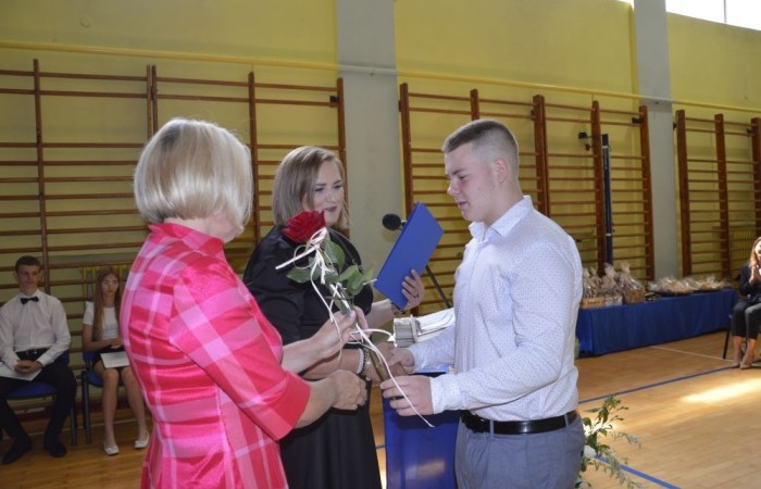 26 czerwca 2025 roku odbyło się uroczyste zakończenie roku szkolnego dla uczniów klas 8a i 8b. To wyjątkowy moment, który stanowi symboliczne zakończenie ośmioletniej edukacyjnej drogi pełnej wyzwań, sukcesów oraz niezapomnianych chwil.
Spośród 40 uczniów aż 15 ukończyło szkołę z wyróżnieniem, co jest wynikiem ich ciężkiej pracy i wytrwałości. To ogromny powód do dumy zarówno dla uczniów, jak i ich rodziców oraz nauczycieli.
Szczególne gratulacje kierujemy do dwóch uczennic – Joanny Żukowskiej i Leny Rębacz, które otrzymają stypendium Burmistrza Pasłęka. Ich osiągnięcia edukacyjne oraz zaangażowanie w życie szkoły zostały docenione.
Choć dziś klasy ósme żegnają się ze szkołą podstawową, to przed nimi nowy etap – szkoły średnie, nowe wyzwania i możliwości. Życzymy wszystkim absolwentom odwagi w realizowaniu swoich marzeń, wiary w siebie i wielu sukcesów na dalszej drodze edukacyjnej.