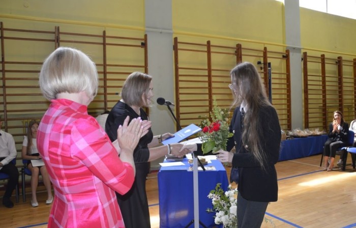 26 czerwca 2025 roku odbyło się uroczyste zakończenie roku szkolnego dla uczniów klas 8a i 8b. To wyjątkowy moment, który stanowi symboliczne zakończenie ośmioletniej edukacyjnej drogi pełnej wyzwań, sukcesów oraz niezapomnianych chwil.
Spośród 40 uczniów aż 15 ukończyło szkołę z wyróżnieniem, co jest wynikiem ich ciężkiej pracy i wytrwałości. To ogromny powód do dumy zarówno dla uczniów, jak i ich rodziców oraz nauczycieli.
Szczególne gratulacje kierujemy do dwóch uczennic – Joanny Żukowskiej i Leny Rębacz, które otrzymają stypendium Burmistrza Pasłęka. Ich osiągnięcia edukacyjne oraz zaangażowanie w życie szkoły zostały docenione.
Choć dziś klasy ósme żegnają się ze szkołą podstawową, to przed nimi nowy etap – szkoły średnie, nowe wyzwania i możliwości. Życzymy wszystkim absolwentom odwagi w realizowaniu swoich marzeń, wiary w siebie i wielu sukcesów na dalszej drodze edukacyjnej.