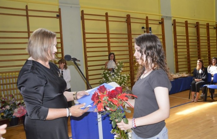 26 czerwca 2025 roku odbyło się uroczyste zakończenie roku szkolnego dla uczniów klas 8a i 8b. To wyjątkowy moment, który stanowi symboliczne zakończenie ośmioletniej edukacyjnej drogi pełnej wyzwań, sukcesów oraz niezapomnianych chwil.
Spośród 40 uczniów aż 15 ukończyło szkołę z wyróżnieniem, co jest wynikiem ich ciężkiej pracy i wytrwałości. To ogromny powód do dumy zarówno dla uczniów, jak i ich rodziców oraz nauczycieli.
Szczególne gratulacje kierujemy do dwóch uczennic – Joanny Żukowskiej i Leny Rębacz, które otrzymają stypendium Burmistrza Pasłęka. Ich osiągnięcia edukacyjne oraz zaangażowanie w życie szkoły zostały docenione.
Choć dziś klasy ósme żegnają się ze szkołą podstawową, to przed nimi nowy etap – szkoły średnie, nowe wyzwania i możliwości. Życzymy wszystkim absolwentom odwagi w realizowaniu swoich marzeń, wiary w siebie i wielu sukcesów na dalszej drodze edukacyjnej.