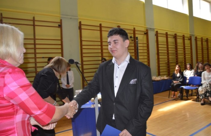 26 czerwca 2025 roku odbyło się uroczyste zakończenie roku szkolnego dla uczniów klas 8a i 8b. To wyjątkowy moment, który stanowi symboliczne zakończenie ośmioletniej edukacyjnej drogi pełnej wyzwań, sukcesów oraz niezapomnianych chwil.
Spośród 40 uczniów aż 15 ukończyło szkołę z wyróżnieniem, co jest wynikiem ich ciężkiej pracy i wytrwałości. To ogromny powód do dumy zarówno dla uczniów, jak i ich rodziców oraz nauczycieli.
Szczególne gratulacje kierujemy do dwóch uczennic – Joanny Żukowskiej i Leny Rębacz, które otrzymają stypendium Burmistrza Pasłęka. Ich osiągnięcia edukacyjne oraz zaangażowanie w życie szkoły zostały docenione.
Choć dziś klasy ósme żegnają się ze szkołą podstawową, to przed nimi nowy etap – szkoły średnie, nowe wyzwania i możliwości. Życzymy wszystkim absolwentom odwagi w realizowaniu swoich marzeń, wiary w siebie i wielu sukcesów na dalszej drodze edukacyjnej.