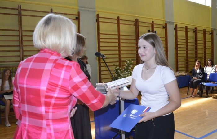 26 czerwca 2025 roku odbyło się uroczyste zakończenie roku szkolnego dla uczniów klas 8a i 8b. To wyjątkowy moment, który stanowi symboliczne zakończenie ośmioletniej edukacyjnej drogi pełnej wyzwań, sukcesów oraz niezapomnianych chwil.
Spośród 40 uczniów aż 15 ukończyło szkołę z wyróżnieniem, co jest wynikiem ich ciężkiej pracy i wytrwałości. To ogromny powód do dumy zarówno dla uczniów, jak i ich rodziców oraz nauczycieli.
Szczególne gratulacje kierujemy do dwóch uczennic – Joanny Żukowskiej i Leny Rębacz, które otrzymają stypendium Burmistrza Pasłęka. Ich osiągnięcia edukacyjne oraz zaangażowanie w życie szkoły zostały docenione.
Choć dziś klasy ósme żegnają się ze szkołą podstawową, to przed nimi nowy etap – szkoły średnie, nowe wyzwania i możliwości. Życzymy wszystkim absolwentom odwagi w realizowaniu swoich marzeń, wiary w siebie i wielu sukcesów na dalszej drodze edukacyjnej.