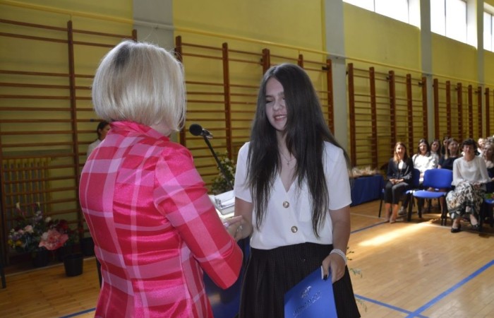 26 czerwca 2025 roku odbyło się uroczyste zakończenie roku szkolnego dla uczniów klas 8a i 8b. To wyjątkowy moment, który stanowi symboliczne zakończenie ośmioletniej edukacyjnej drogi pełnej wyzwań, sukcesów oraz niezapomnianych chwil.
Spośród 40 uczniów aż 15 ukończyło szkołę z wyróżnieniem, co jest wynikiem ich ciężkiej pracy i wytrwałości. To ogromny powód do dumy zarówno dla uczniów, jak i ich rodziców oraz nauczycieli.
Szczególne gratulacje kierujemy do dwóch uczennic – Joanny Żukowskiej i Leny Rębacz, które otrzymają stypendium Burmistrza Pasłęka. Ich osiągnięcia edukacyjne oraz zaangażowanie w życie szkoły zostały docenione.
Choć dziś klasy ósme żegnają się ze szkołą podstawową, to przed nimi nowy etap – szkoły średnie, nowe wyzwania i możliwości. Życzymy wszystkim absolwentom odwagi w realizowaniu swoich marzeń, wiary w siebie i wielu sukcesów na dalszej drodze edukacyjnej.