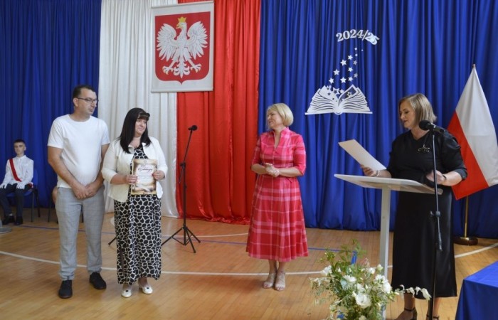 26 czerwca 2025 roku odbyło się uroczyste zakończenie roku szkolnego dla uczniów klas 8a i 8b. To wyjątkowy moment, który stanowi symboliczne zakończenie ośmioletniej edukacyjnej drogi pełnej wyzwań, sukcesów oraz niezapomnianych chwil.
Spośród 40 uczniów aż 15 ukończyło szkołę z wyróżnieniem, co jest wynikiem ich ciężkiej pracy i wytrwałości. To ogromny powód do dumy zarówno dla uczniów, jak i ich rodziców oraz nauczycieli.
Szczególne gratulacje kierujemy do dwóch uczennic – Joanny Żukowskiej i Leny Rębacz, które otrzymają stypendium Burmistrza Pasłęka. Ich osiągnięcia edukacyjne oraz zaangażowanie w życie szkoły zostały docenione.
Choć dziś klasy ósme żegnają się ze szkołą podstawową, to przed nimi nowy etap – szkoły średnie, nowe wyzwania i możliwości. Życzymy wszystkim absolwentom odwagi w realizowaniu swoich marzeń, wiary w siebie i wielu sukcesów na dalszej drodze edukacyjnej.