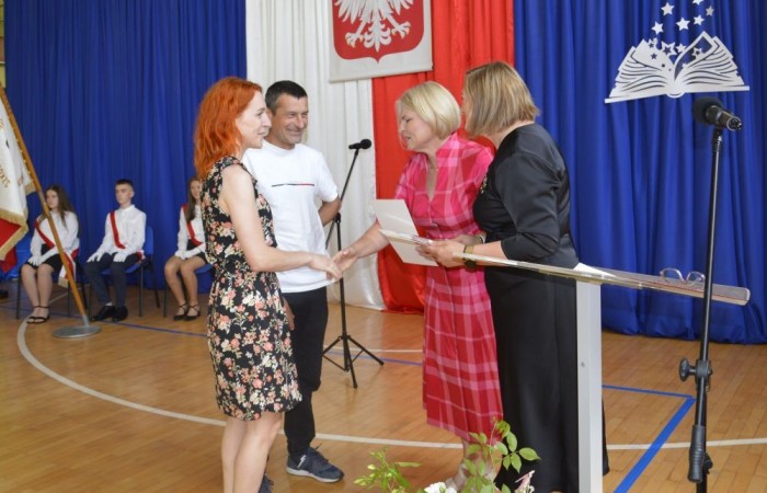 26 czerwca 2025 roku odbyło się uroczyste zakończenie roku szkolnego dla uczniów klas 8a i 8b. To wyjątkowy moment, który stanowi symboliczne zakończenie ośmioletniej edukacyjnej drogi pełnej wyzwań, sukcesów oraz niezapomnianych chwil.
Spośród 40 uczniów aż 15 ukończyło szkołę z wyróżnieniem, co jest wynikiem ich ciężkiej pracy i wytrwałości. To ogromny powód do dumy zarówno dla uczniów, jak i ich rodziców oraz nauczycieli.
Szczególne gratulacje kierujemy do dwóch uczennic – Joanny Żukowskiej i Leny Rębacz, które otrzymają stypendium Burmistrza Pasłęka. Ich osiągnięcia edukacyjne oraz zaangażowanie w życie szkoły zostały docenione.
Choć dziś klasy ósme żegnają się ze szkołą podstawową, to przed nimi nowy etap – szkoły średnie, nowe wyzwania i możliwości. Życzymy wszystkim absolwentom odwagi w realizowaniu swoich marzeń, wiary w siebie i wielu sukcesów na dalszej drodze edukacyjnej.