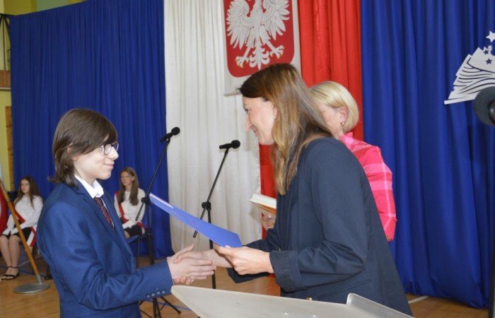26 czerwca 2025 roku odbyło się uroczyste zakończenie roku szkolnego dla uczniów klas 8a i 8b. To wyjątkowy moment, który stanowi symboliczne zakończenie ośmioletniej edukacyjnej drogi pełnej wyzwań, sukcesów oraz niezapomnianych chwil.
Spośród 40 uczniów aż 15 ukończyło szkołę z wyróżnieniem, co jest wynikiem ich ciężkiej pracy i wytrwałości. To ogromny powód do dumy zarówno dla uczniów, jak i ich rodziców oraz nauczycieli.
Szczególne gratulacje kierujemy do dwóch uczennic – Joanny Żukowskiej i Leny Rębacz, które otrzymają stypendium Burmistrza Pasłęka. Ich osiągnięcia edukacyjne oraz zaangażowanie w życie szkoły zostały docenione.
Choć dziś klasy ósme żegnają się ze szkołą podstawową, to przed nimi nowy etap – szkoły średnie, nowe wyzwania i możliwości. Życzymy wszystkim absolwentom odwagi w realizowaniu swoich marzeń, wiary w siebie i wielu sukcesów na dalszej drodze edukacyjnej.