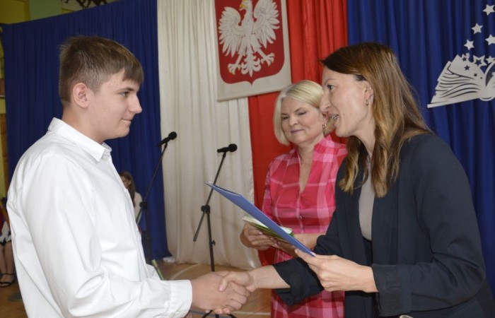 26 czerwca 2025 roku odbyło się uroczyste zakończenie roku szkolnego dla uczniów klas 8a i 8b. To wyjątkowy moment, który stanowi symboliczne zakończenie ośmioletniej edukacyjnej drogi pełnej wyzwań, sukcesów oraz niezapomnianych chwil.
Spośród 40 uczniów aż 15 ukończyło szkołę z wyróżnieniem, co jest wynikiem ich ciężkiej pracy i wytrwałości. To ogromny powód do dumy zarówno dla uczniów, jak i ich rodziców oraz nauczycieli.
Szczególne gratulacje kierujemy do dwóch uczennic – Joanny Żukowskiej i Leny Rębacz, które otrzymają stypendium Burmistrza Pasłęka. Ich osiągnięcia edukacyjne oraz zaangażowanie w życie szkoły zostały docenione.
Choć dziś klasy ósme żegnają się ze szkołą podstawową, to przed nimi nowy etap – szkoły średnie, nowe wyzwania i możliwości. Życzymy wszystkim absolwentom odwagi w realizowaniu swoich marzeń, wiary w siebie i wielu sukcesów na dalszej drodze edukacyjnej.