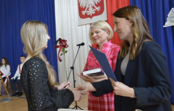 26 czerwca 2025 roku odbyło się uroczyste zakończenie roku szkolnego dla uczniów klas 8a i 8b. To wyjątkowy moment, który stanowi symboliczne zakończenie ośmioletniej edukacyjnej drogi pełnej wyzwań, sukcesów oraz niezapomnianych chwil.
Spośród 40 uczniów aż 15 ukończyło szkołę z wyróżnieniem, co jest wynikiem ich ciężkiej pracy i wytrwałości. To ogromny powód do dumy zarówno dla uczniów, jak i ich rodziców oraz nauczycieli.
Szczególne gratulacje kierujemy do dwóch uczennic – Joanny Żukowskiej i Leny Rębacz, które otrzymają stypendium Burmistrza Pasłęka. Ich osiągnięcia edukacyjne oraz zaangażowanie w życie szkoły zostały docenione.
Choć dziś klasy ósme żegnają się ze szkołą podstawową, to przed nimi nowy etap – szkoły średnie, nowe wyzwania i możliwości. Życzymy wszystkim absolwentom odwagi w realizowaniu swoich marzeń, wiary w siebie i wielu sukcesów na dalszej drodze edukacyjnej.