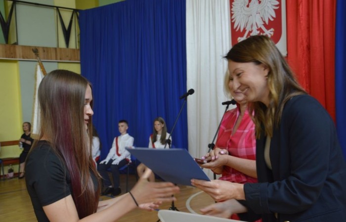 26 czerwca 2025 roku odbyło się uroczyste zakończenie roku szkolnego dla uczniów klas 8a i 8b. To wyjątkowy moment, który stanowi symboliczne zakończenie ośmioletniej edukacyjnej drogi pełnej wyzwań, sukcesów oraz niezapomnianych chwil.
Spośród 40 uczniów aż 15 ukończyło szkołę z wyróżnieniem, co jest wynikiem ich ciężkiej pracy i wytrwałości. To ogromny powód do dumy zarówno dla uczniów, jak i ich rodziców oraz nauczycieli.
Szczególne gratulacje kierujemy do dwóch uczennic – Joanny Żukowskiej i Leny Rębacz, które otrzymają stypendium Burmistrza Pasłęka. Ich osiągnięcia edukacyjne oraz zaangażowanie w życie szkoły zostały docenione.
Choć dziś klasy ósme żegnają się ze szkołą podstawową, to przed nimi nowy etap – szkoły średnie, nowe wyzwania i możliwości. Życzymy wszystkim absolwentom odwagi w realizowaniu swoich marzeń, wiary w siebie i wielu sukcesów na dalszej drodze edukacyjnej.
