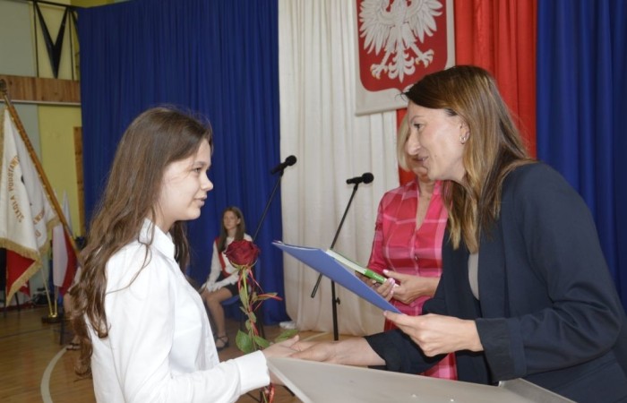 26 czerwca 2025 roku odbyło się uroczyste zakończenie roku szkolnego dla uczniów klas 8a i 8b. To wyjątkowy moment, który stanowi symboliczne zakończenie ośmioletniej edukacyjnej drogi pełnej wyzwań, sukcesów oraz niezapomnianych chwil.
Spośród 40 uczniów aż 15 ukończyło szkołę z wyróżnieniem, co jest wynikiem ich ciężkiej pracy i wytrwałości. To ogromny powód do dumy zarówno dla uczniów, jak i ich rodziców oraz nauczycieli.
Szczególne gratulacje kierujemy do dwóch uczennic – Joanny Żukowskiej i Leny Rębacz, które otrzymają stypendium Burmistrza Pasłęka. Ich osiągnięcia edukacyjne oraz zaangażowanie w życie szkoły zostały docenione.
Choć dziś klasy ósme żegnają się ze szkołą podstawową, to przed nimi nowy etap – szkoły średnie, nowe wyzwania i możliwości. Życzymy wszystkim absolwentom odwagi w realizowaniu swoich marzeń, wiary w siebie i wielu sukcesów na dalszej drodze edukacyjnej.