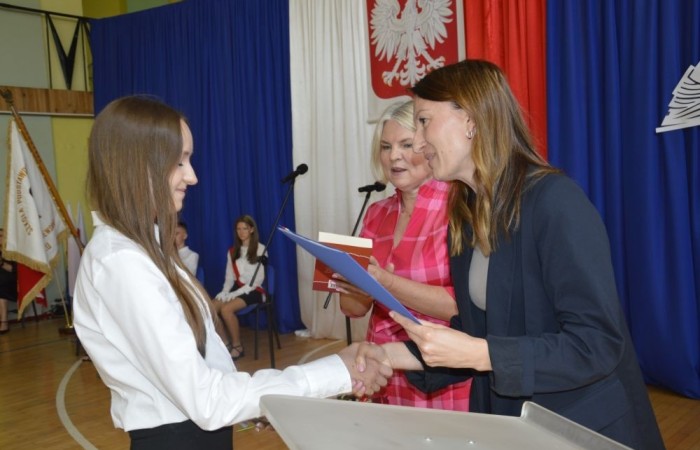 26 czerwca 2025 roku odbyło się uroczyste zakończenie roku szkolnego dla uczniów klas 8a i 8b. To wyjątkowy moment, który stanowi symboliczne zakończenie ośmioletniej edukacyjnej drogi pełnej wyzwań, sukcesów oraz niezapomnianych chwil.
Spośród 40 uczniów aż 15 ukończyło szkołę z wyróżnieniem, co jest wynikiem ich ciężkiej pracy i wytrwałości. To ogromny powód do dumy zarówno dla uczniów, jak i ich rodziców oraz nauczycieli.
Szczególne gratulacje kierujemy do dwóch uczennic – Joanny Żukowskiej i Leny Rębacz, które otrzymają stypendium Burmistrza Pasłęka. Ich osiągnięcia edukacyjne oraz zaangażowanie w życie szkoły zostały docenione.
Choć dziś klasy ósme żegnają się ze szkołą podstawową, to przed nimi nowy etap – szkoły średnie, nowe wyzwania i możliwości. Życzymy wszystkim absolwentom odwagi w realizowaniu swoich marzeń, wiary w siebie i wielu sukcesów na dalszej drodze edukacyjnej.