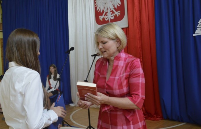 26 czerwca 2025 roku odbyło się uroczyste zakończenie roku szkolnego dla uczniów klas 8a i 8b. To wyjątkowy moment, który stanowi symboliczne zakończenie ośmioletniej edukacyjnej drogi pełnej wyzwań, sukcesów oraz niezapomnianych chwil.
Spośród 40 uczniów aż 15 ukończyło szkołę z wyróżnieniem, co jest wynikiem ich ciężkiej pracy i wytrwałości. To ogromny powód do dumy zarówno dla uczniów, jak i ich rodziców oraz nauczycieli.
Szczególne gratulacje kierujemy do dwóch uczennic – Joanny Żukowskiej i Leny Rębacz, które otrzymają stypendium Burmistrza Pasłęka. Ich osiągnięcia edukacyjne oraz zaangażowanie w życie szkoły zostały docenione.
Choć dziś klasy ósme żegnają się ze szkołą podstawową, to przed nimi nowy etap – szkoły średnie, nowe wyzwania i możliwości. Życzymy wszystkim absolwentom odwagi w realizowaniu swoich marzeń, wiary w siebie i wielu sukcesów na dalszej drodze edukacyjnej.