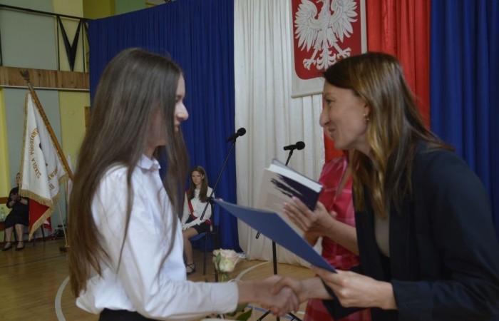 26 czerwca 2025 roku odbyło się uroczyste zakończenie roku szkolnego dla uczniów klas 8a i 8b. To wyjątkowy moment, który stanowi symboliczne zakończenie ośmioletniej edukacyjnej drogi pełnej wyzwań, sukcesów oraz niezapomnianych chwil.
Spośród 40 uczniów aż 15 ukończyło szkołę z wyróżnieniem, co jest wynikiem ich ciężkiej pracy i wytrwałości. To ogromny powód do dumy zarówno dla uczniów, jak i ich rodziców oraz nauczycieli.
Szczególne gratulacje kierujemy do dwóch uczennic – Joanny Żukowskiej i Leny Rębacz, które otrzymają stypendium Burmistrza Pasłęka. Ich osiągnięcia edukacyjne oraz zaangażowanie w życie szkoły zostały docenione.
Choć dziś klasy ósme żegnają się ze szkołą podstawową, to przed nimi nowy etap – szkoły średnie, nowe wyzwania i możliwości. Życzymy wszystkim absolwentom odwagi w realizowaniu swoich marzeń, wiary w siebie i wielu sukcesów na dalszej drodze edukacyjnej.