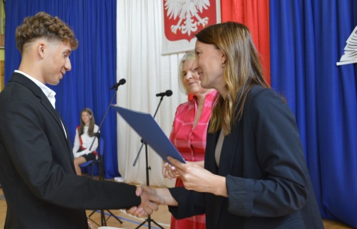 26 czerwca 2025 roku odbyło się uroczyste zakończenie roku szkolnego dla uczniów klas 8a i 8b. To wyjątkowy moment, który stanowi symboliczne zakończenie ośmioletniej edukacyjnej drogi pełnej wyzwań, sukcesów oraz niezapomnianych chwil.
Spośród 40 uczniów aż 15 ukończyło szkołę z wyróżnieniem, co jest wynikiem ich ciężkiej pracy i wytrwałości. To ogromny powód do dumy zarówno dla uczniów, jak i ich rodziców oraz nauczycieli.
Szczególne gratulacje kierujemy do dwóch uczennic – Joanny Żukowskiej i Leny Rębacz, które otrzymają stypendium Burmistrza Pasłęka. Ich osiągnięcia edukacyjne oraz zaangażowanie w życie szkoły zostały docenione.
Choć dziś klasy ósme żegnają się ze szkołą podstawową, to przed nimi nowy etap – szkoły średnie, nowe wyzwania i możliwości. Życzymy wszystkim absolwentom odwagi w realizowaniu swoich marzeń, wiary w siebie i wielu sukcesów na dalszej drodze edukacyjnej.